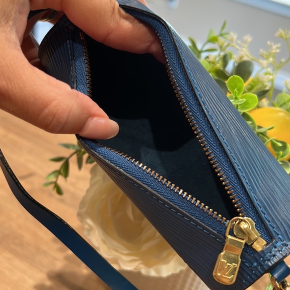 Louis Vuitton Blue Epi Leather Mini Soufflot Papillon Wristlet - Picture 13 of 17